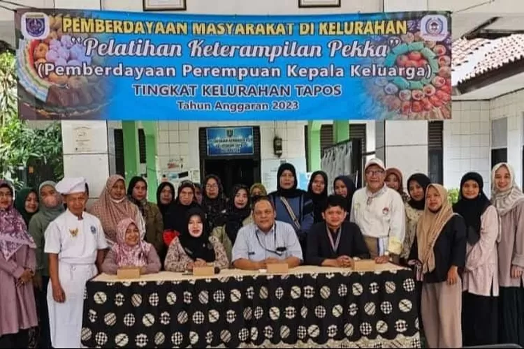 Lurah Tapos, Soleh memantau pelatihan anggota PEKKA di aula Kelurahan Tapos. (Andika Eka)