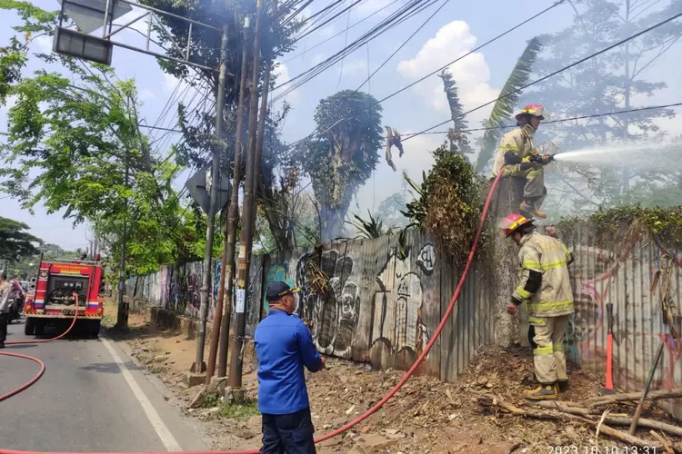 Pemadaman api yang dilakukan Damkar Kota Depok di lahan kosong Jalan Raya Ciputat RT1/7, Kelurahan Bojongsari Baru, Kecamatan Bojongsari (Aldy Rama )