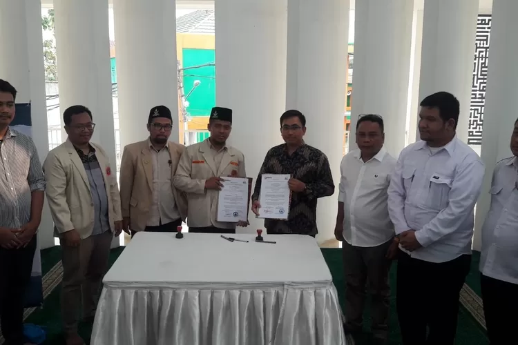 Bawaslu Kota Depok menjalin kerjasama berupa penandatanganan nota kesepahaman bersama Pemuda Muhammadiyah Kota Depok, guna pengawasan partisipatif Pemilu 2024. (Junior/Radar Depok)