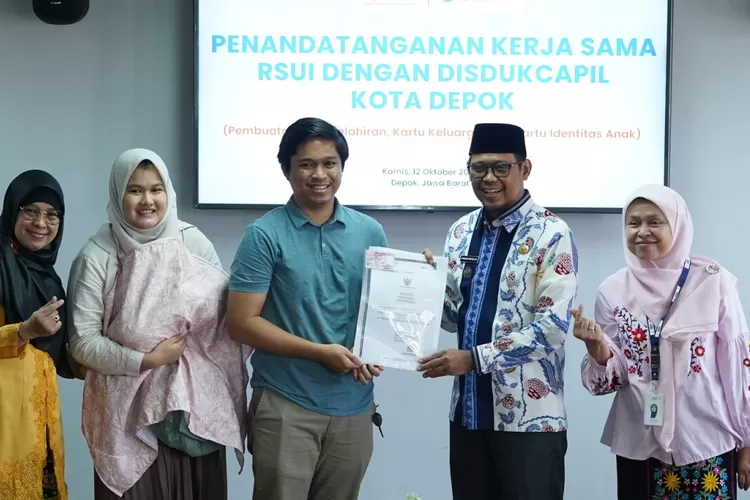 Wakil Walikota Depok, Imam Budi Hartono bersama RSUI penandatanganan perjanjian kerja sama soal Disdukcapil (DOK.RSUI)