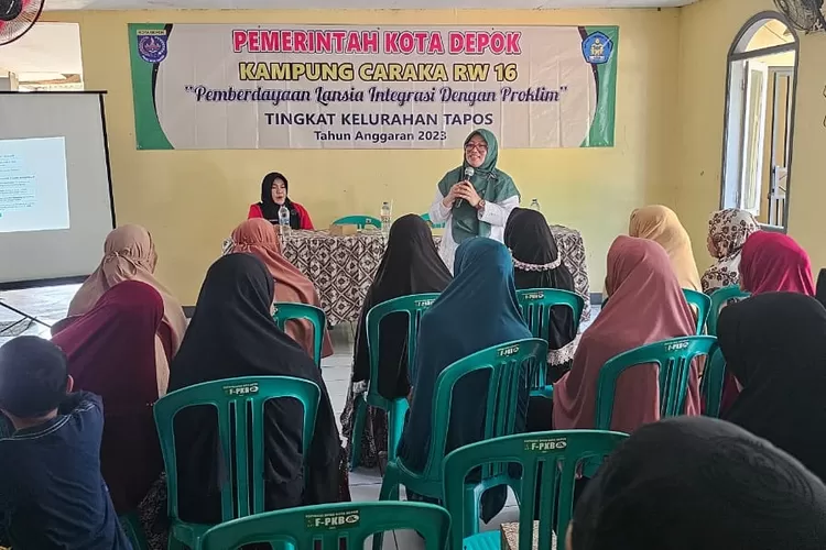 Kegiatan pembinaan kepada para lanjut usia (lansia) di lokus Kampung Caraka RW16, Kelurahan Tapos, Kecamatan Tapos (Andika Eka )