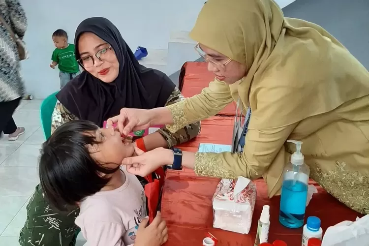 Pemberian Vitamin A di Posyandu Pelangi A RW2 Kelurahan Abadijaya, beberapa waktu lalu. (Andika Eka )