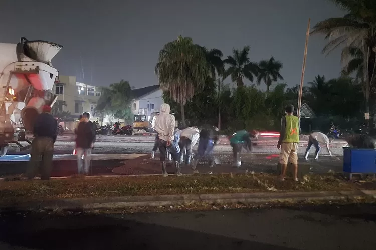 Proses perbaikan jalan di Boulevard GDC, Tirtajaya, Sukmajaya, Depok. (Gabriel Omar Batistuta/Radar Depok)