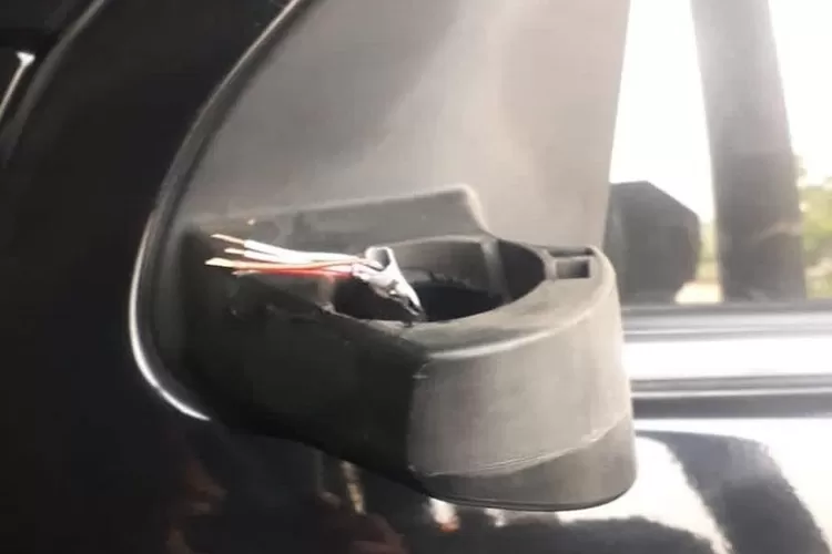 Kaca spion mobil hilang dicuri maling