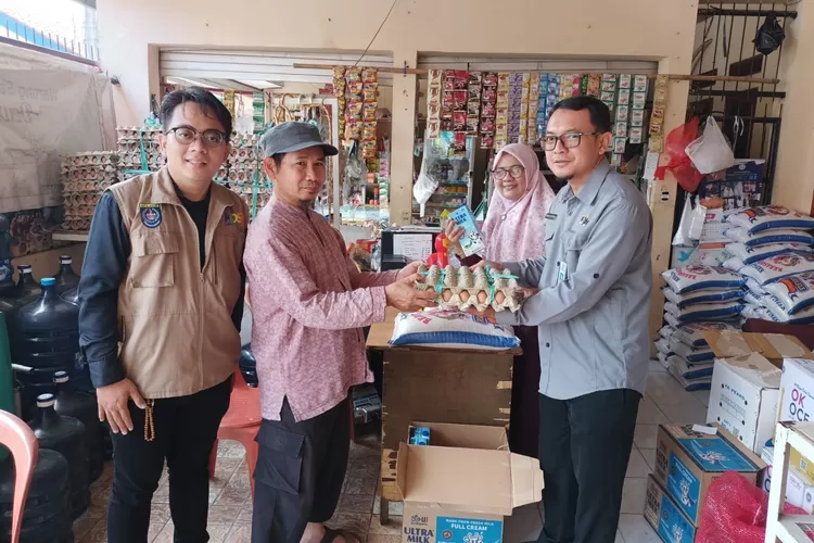 Bantuan Sosial (Bansos) Kartu Depok Sejahtera (KDS) yang disalurkan Dinas Sosial (Dinsos) Kota Depok, yang berlangsung di Toko Damai Bu Dewi, Jalan Bambu Kuning, Kelurahan Pondok Petir, Kecamatan Bojongsari (Aldy Rama )