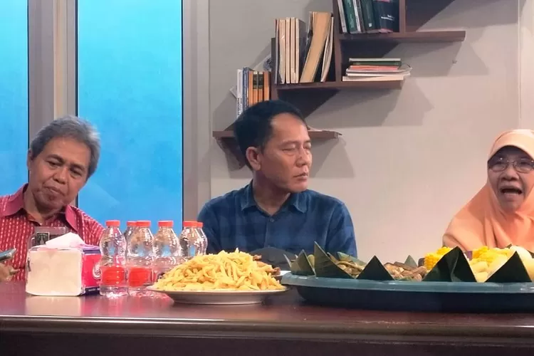 Mantan Walikota Depok Nur Mahmud Ismail dan Ketua PWI Depok Rusdy Nurdiansyah saat mendampingi istrinya Nur Azizah Tamhid menggelar reses di Kantor PWI Kota Depok, Jumat (13/10). (FAHMI/RADAR DEPOK)