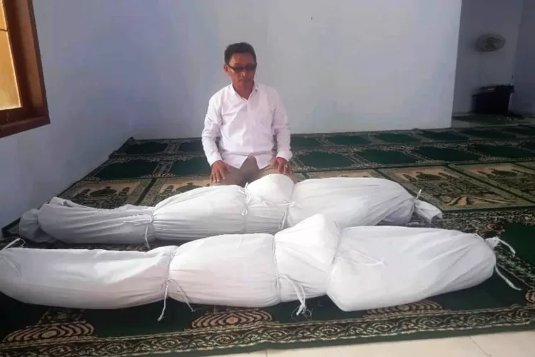 Jenasah Pemuda asal Depok dan temannya saat&nbsp; dikafani usai tewas tenggelam di Pantai Ciantir Sawarna, Kabupaten Lebak, Provinsi Banten, Jumat (13/10). (BALAWISTA LEBAK FOR RADAR DEPOK)