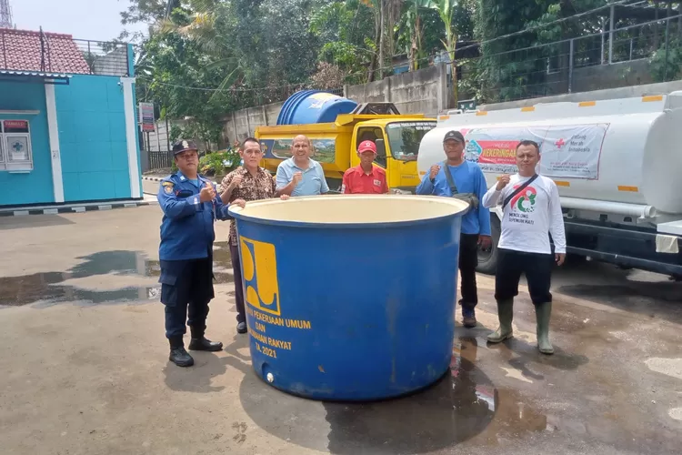 Penyaluran air bersih dan pemasangan torn untuk menampung air bersih di Puskesmas Cimpaeun, Kecamatan Tapos (Andika Eka)