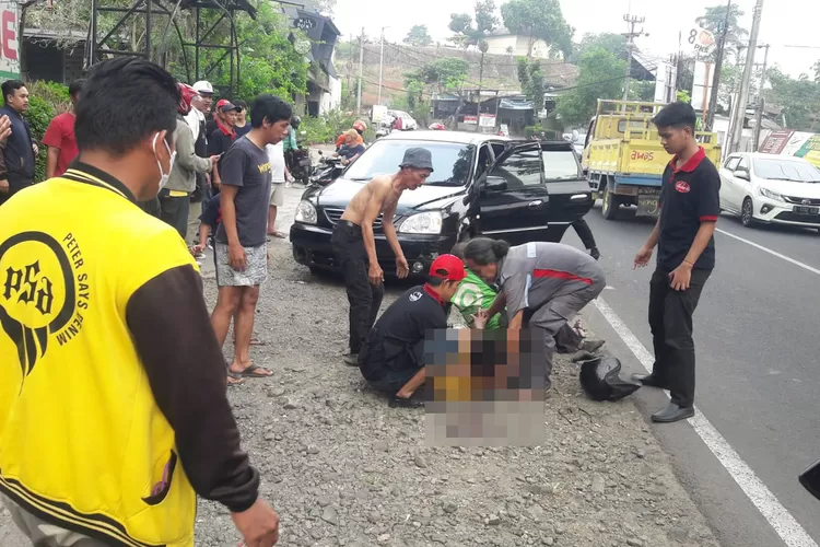 Proses evakuasi kecelakaan di Jalan KSU, Kelurahan Tirtajaya, Kecamatan Sukmajaya, pada Sabtu (14/10). (Andika/Radar Depok)
