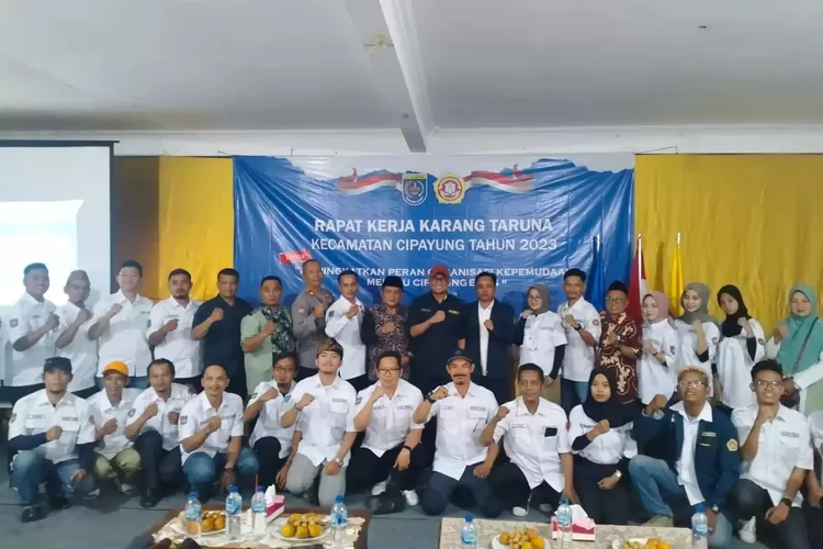 Pengurus Karang Taruna Kecamatan Cipayung berfoto bersama sebelum pelaksanaan Raker, di Taman Wisata Pasir Putih, Kecamatan Sawangan. (Andika Eka )