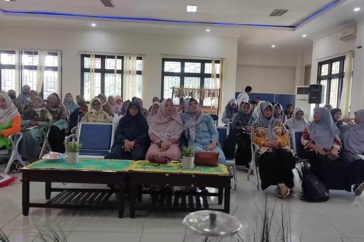 Kasi Ekbang Kecamatan Tapos, Raden Herdany memberikan sambutan dan arahan pada pelatihan yang diberikan Kecamatan Tapos kepada puluhan penggiat bank sampah di aula Kecamatan Tapos. (Andika Eka )