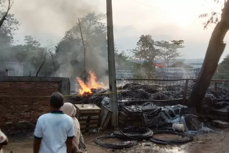 Beberapa warga RT3/9 Kelurahan Harjamukti, Kecamatan Cimanggis menyaksikan proses pemadaman sisa titik api yang masih berkobar,&nbsp; Minggu (15/10). (ANDIKA EKA/RADAR DEPOK)