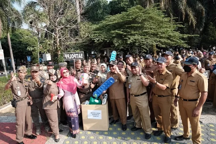 Walikota Depok, Mohammad Idris bersama ASN, mengumpulkan mainan anak anak untuk nantinya disalurkan, Senin (16/10). (Pemkot Depok)