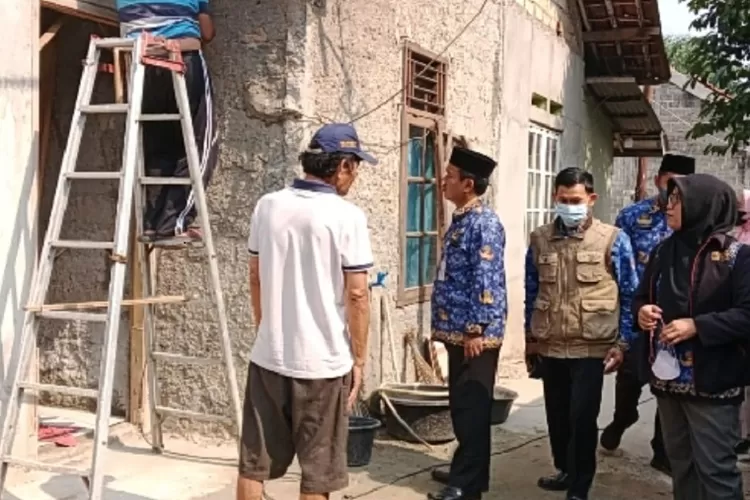 Lurah Krukut Jamaludin bersama jajaran sedang memantau jalannya perbaikan RTLH di Kelurahan Krukut, Limo Kota Depok. (RADAR DEPOK)
