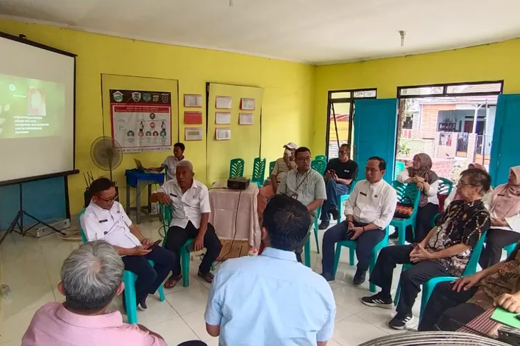 Pemaparan Teknologi Tepat Guna milik warga RW11 Kalimulya, Kecamatan Cilodong dihadapan jajaran Pemerintah Kota Depok. (ANDIKA EKA/RADAR DEPOK)