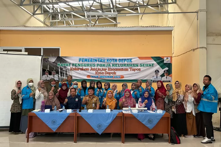 Kelompok Kerja (Pokja) Kelurahan Sehat Kelurahan Jatijajar melaksanakan rapar koordinasi (rakor) di aula Kelurahan Jatijajar (Andika Eka )