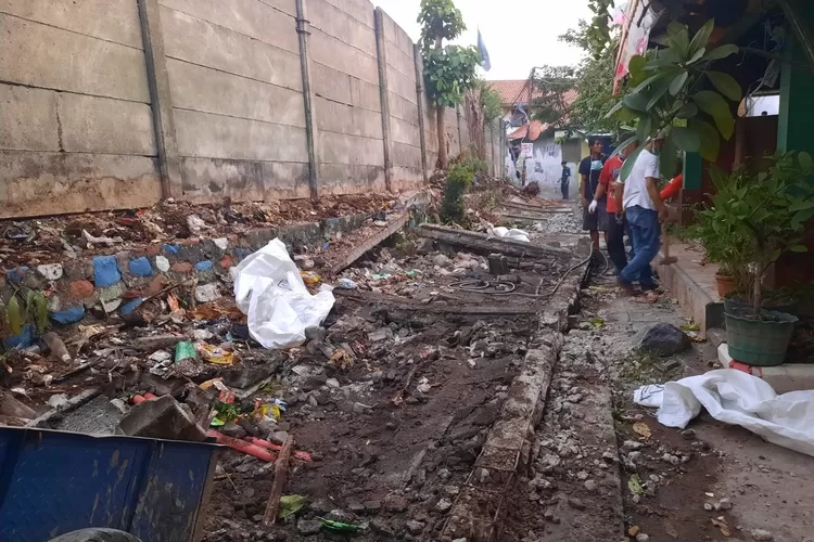 Pekerja sedang bergotong royong mengakut puing tembok rumah sakit Primaya Hospital yang roboh.  (Gabriel Batistuta)