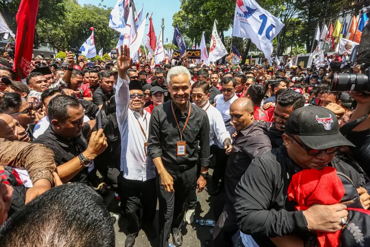 Bakal calon presiden Ganjar Pranowo bersama bakal calon wakil presiden Mahfud MD saat menuju Gedung KPU, Jakarta, Kamis (19/10/2023). Pasangan bakal capres dan bakal cawapres yang diusung koalisi PDIP, PPP, Perindo, dan Hanura tersebut mendaftarkan diri mereka sebagai peserta dalam Pemilihan Presiden (Pilpres) 2024. (FOTO:MIFTAHUL HAYAT/JAWA POS)