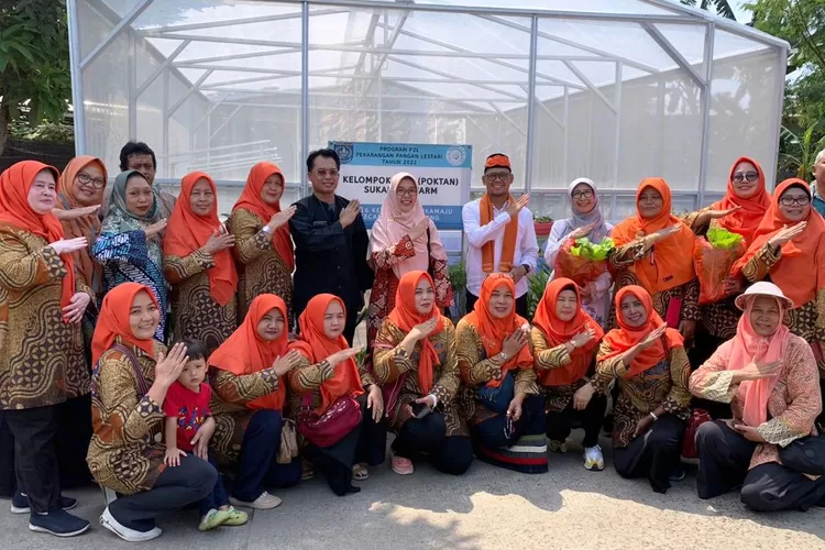 SENANG : Wakil Walikota Depok, Imam Budi Hartono bersama DKP3 dan aparatur Sukamaju Baru saat di Poktan Sukamaju Farm Perumahan Vila Pertiwi, Kelurahan Sukamaju, Kecamatan Cilodong. (ANDIKA EKA/RADAR DEPOK)