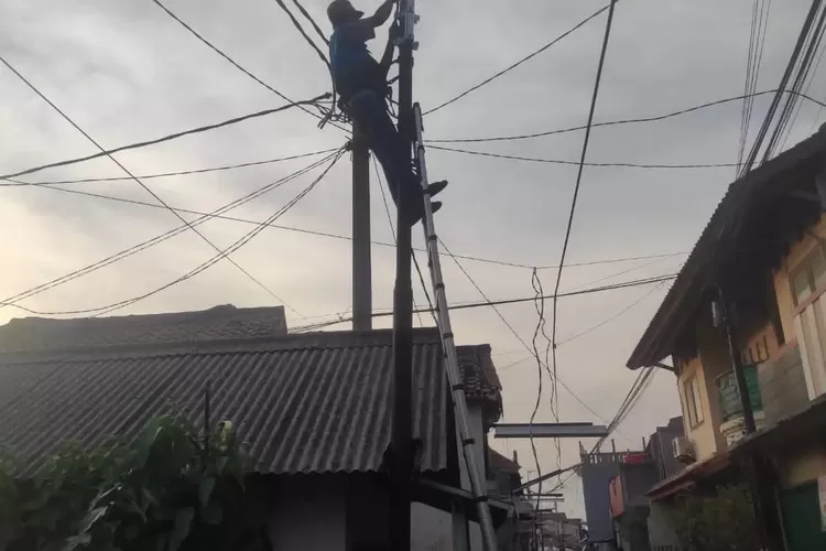 Pemasangan Penerangan Jalan Lingkungan (PJL), berada di RW3 dan RW4 Kelurahan Cisalak, Kecamatan Sukmajaya (Andika Eka )