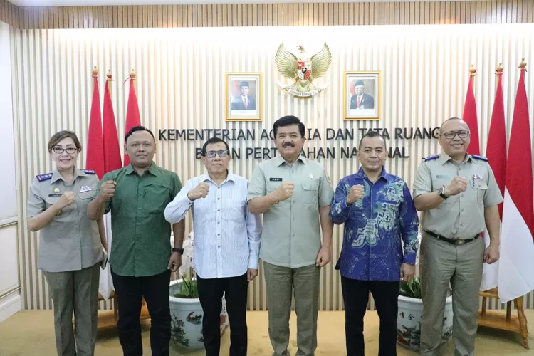 KOMPAK : Menteri ATR/BPN Hadi Tjahjanto dan jajarannya berdialog dengan Ketua PWI Pusat Hendry Ch. Bangun, Sekjen Sayid Iskandarsyah, dan Sekretaris Bidang Aset Syaiful Amri, terkait aset PWI di daerah, Senin (23/10/2023). (DOK.KementerianATR/BPN)
