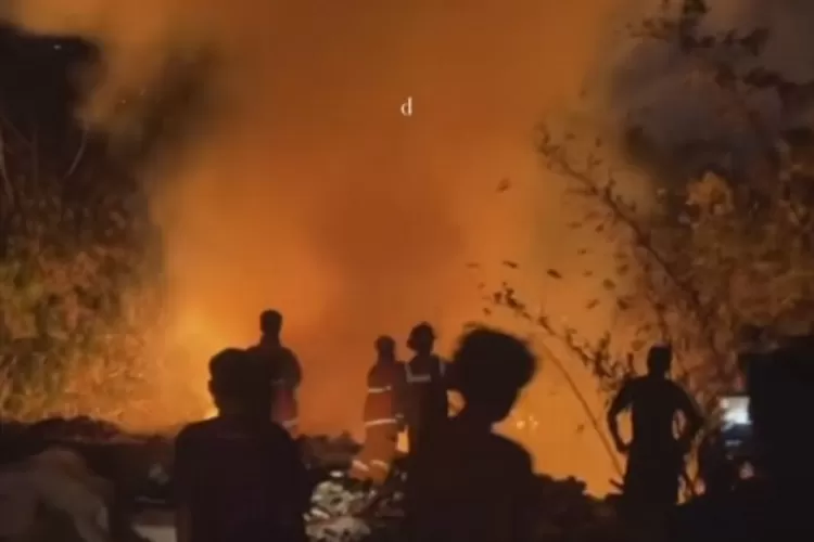 Kebakaran hebat kembali melanda tempat pembuangan sampah (TPS) ilegal di depan Kantor Samsat Cinere di Kelurahan Limo, Kota Depok, Minggu (22/10) malam. (INSTAGRAM DEPOK 24 JAM)