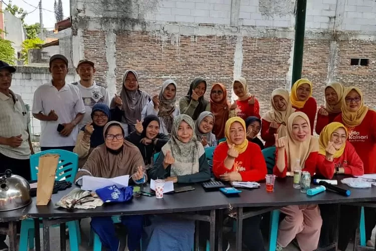 Proses penimbangan sampah yang berada di bank sampah Vikas di RW1 Kelurahan Pasir Gunung Selatan (PGS), Kecamatan Cimanggis (Andika Eka )