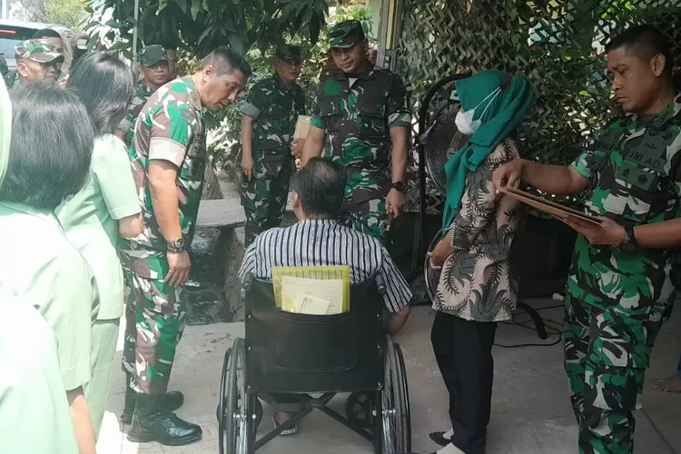 Kunjungan Danrem 051/Wijayakarta, Brigjen TNI Yustinus Nono Yulianto kerumah dinas anggotanya yang sedang mengalami sakit, yaitu Sertu Zainudin (Andika Eka )