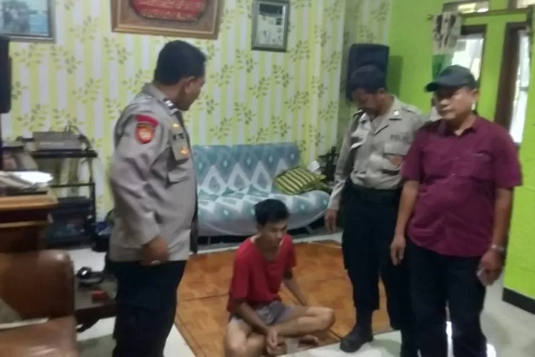 Seorang pencuri yang berhasil tertangkap oleh warga RT8/6, Kelurahan Ratujaya, Kecamatan Cipayung, Selasa (24/10). (Andika Eka)