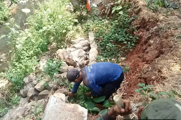 DPUPR Tangani Longsor  di Harjamukti (Andika Eka )