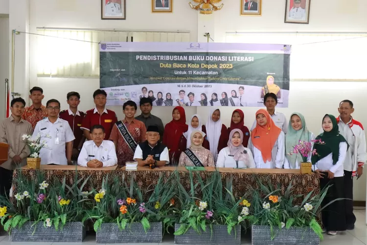 Pendistribusian buku program Donasi Literasi di Kecamatan Tapos (Andika Eka )