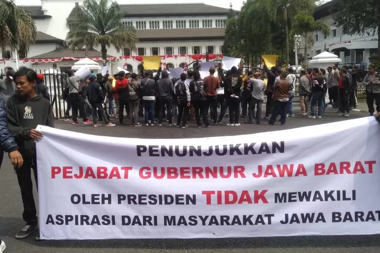 Belum juga dilantik menjadi Pj Gubernur Jabar, Bey Triadi Machmudin sudah didemo. Aksi dilakukan sebagai bentuk kekecewaan masyarakat Jawa Barat atas keputusan Presiden Joko Widodo (Jokowi). (Foto Fokussatu.id)