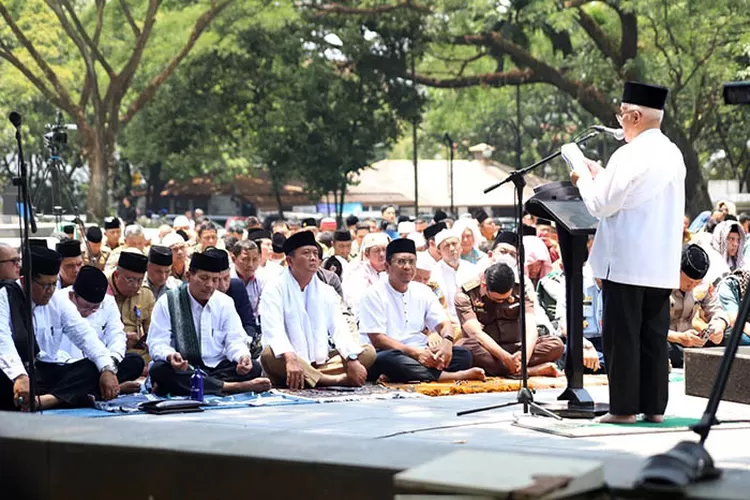 Ketua DPRD Kota Bandung H. Tedy Rusmawan, A.T., M.M., mengikuti salat istisqa berjamaah bersama ASN Pemkot Bandung, di Plaza Balai Kota Bandung, Senin (9/10/2023). 