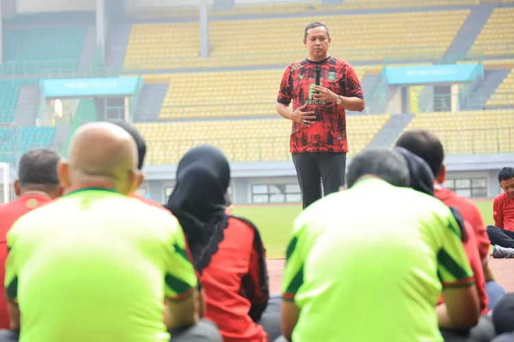 Plt Wali Kota Bekasi Tri Adhianto saat Senam Sparko. (Pemkot Bekasi)