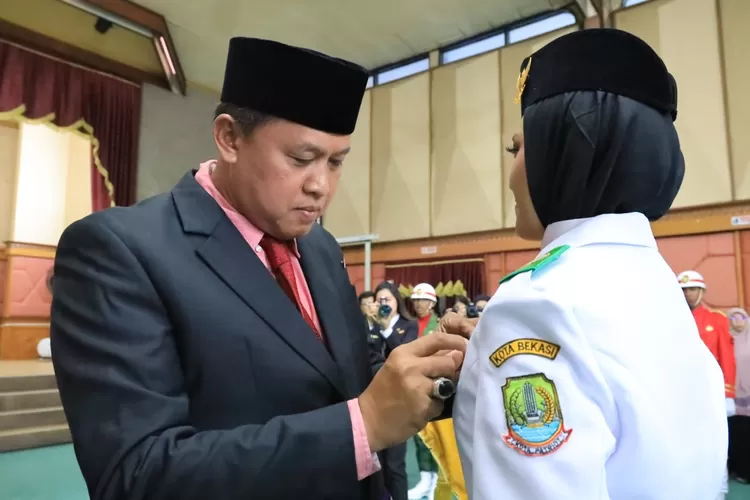 Plt Wali Kota Bekasi Tri Adhianto mengukuhkan Paskibraka tingkat Kota Bekasi tahun 2023. (Pemkot Bekasi)