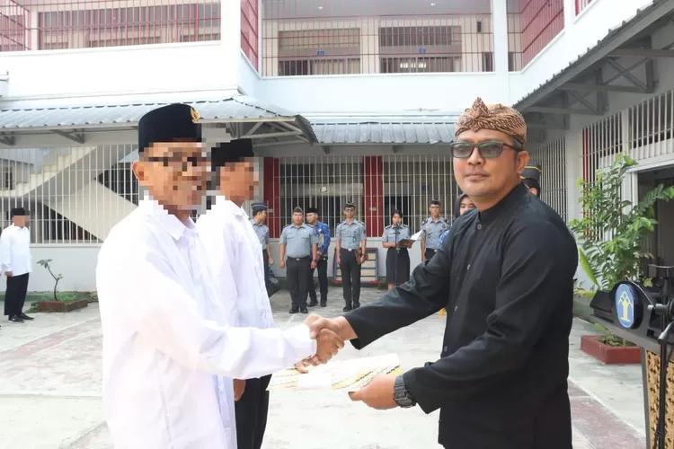 Plt Kalapas Khusus Kelas IIB Sentul Leddi Wahyudi Sunarya menyerahkan remisi kepada narapidana khusus. (dok pribadi)