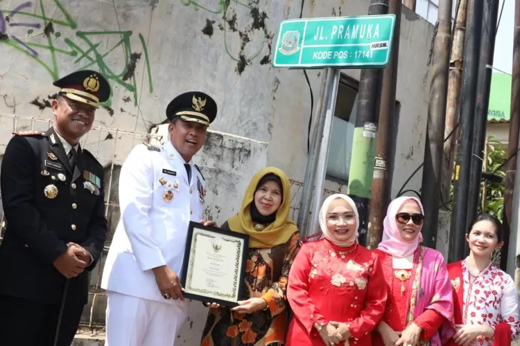 Plt Wali Kota Bekasi Tri Adhianto meresmikan nama jalan dari Jalan Pramuka ke Jalan KH Masturo. (Pemkot Bekasi)