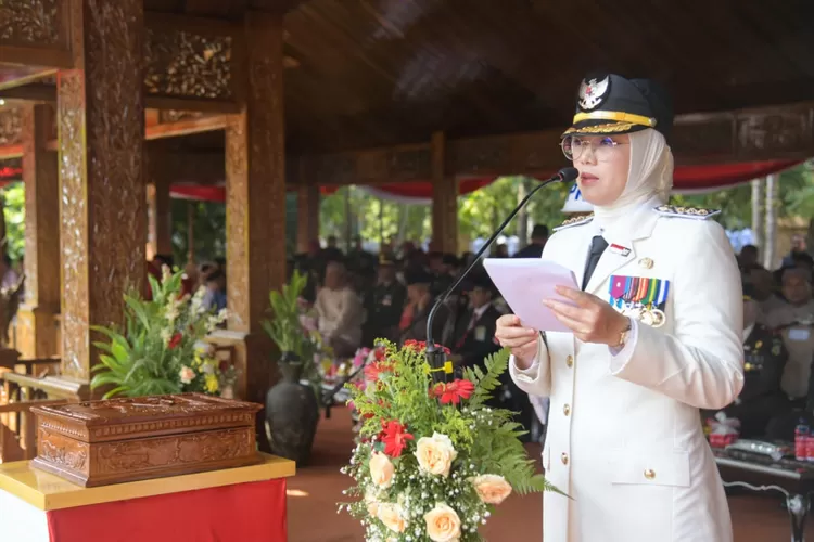 Bupati Purwakarta Anne Ratna Mustika saat perayaan HUT RI ke 78 di lingkungan Pemerintah Kabupaten Purwakarta. (Diskominfo Purwakarta)