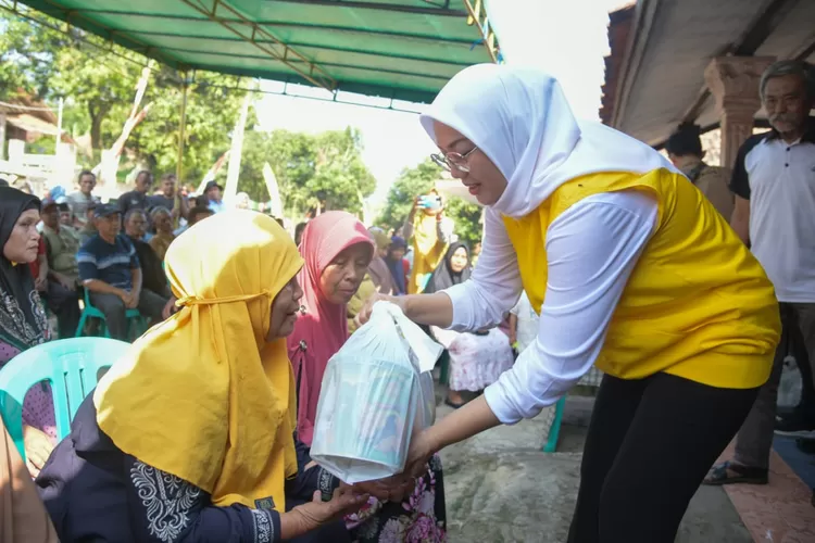 Bupati Purwakarta Anne Ratna Mustika memberikan kompensasi warga yang dilintasi angkutan sampah ke TPA Cikolotok. (Diskominfo Purwakarta)