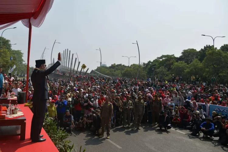 Gubernur Jawa Barat Ridwan Kamil hadiri karnaval Pesona Nusantara Kota Bekasi (Pemprov Jabar)