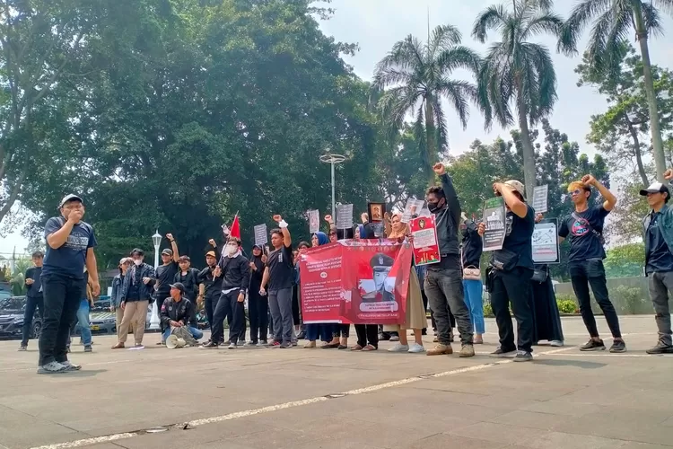 Aksi damai yang dilakukan belasan mahasiswa di Balai Kota Bogor. Aksi ini dilakukan untuk meminta Pemkot Bogor menjadikan Tb Basuni menjadi Pahlawan Nasional. 