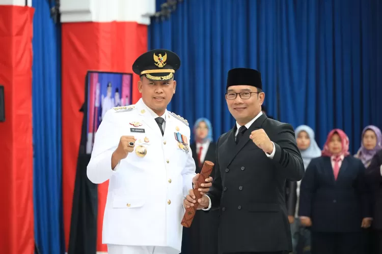 Tri Adhianto resmi dilantik jadi Wali Kota Bekasi definitif masa jabatan 2018-2023 oleh Gubernur Jawa Barat Ridwan Kamil. (Pemkot Bekasi)