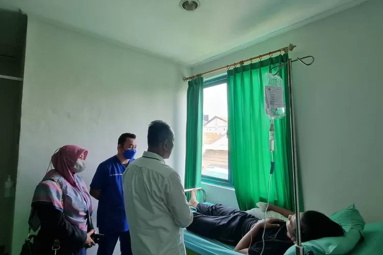 Kepala Kantor BPJS Ketenagakerjaan Cabang Bogor CIleungsi, Awalul Rizal mengunjungi pasien yang mengalami kasus kecelakaan kerja, pada Selasa 15 Agustus 2023  (BPJS)