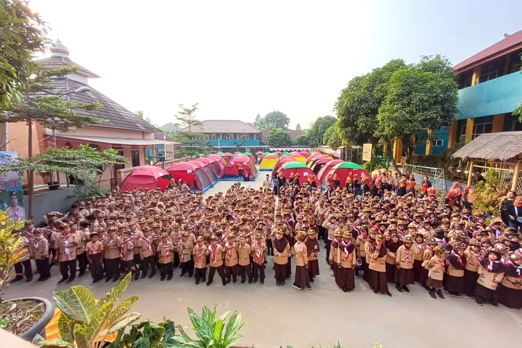 Ratusan pelajar SDN Cipayung 01 Kecamatan Cibinong, mengikuti kegiatan Perkemahan Satu Hari (Persari) dan Perkemahan Jumat Sabtu (Perjusa) yang diadakan sekolah dalam memperingati Hari Pramuka ke-62 beberapa waktu lalu. (Disdik Kabupaten Bogor)