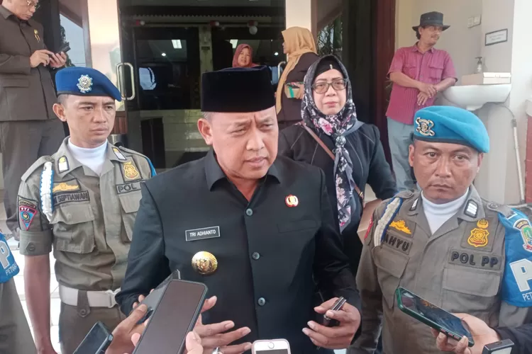 Wali Kota Bekasi Tri Adhianto diwawancarai awak media. (Pemkot Bekasi)