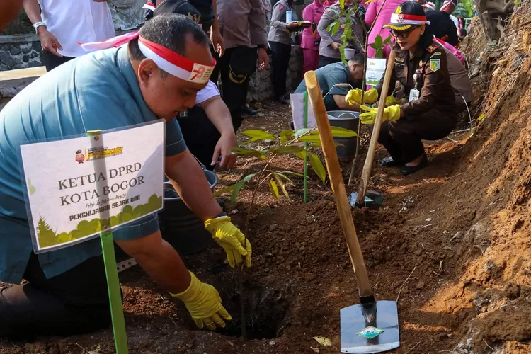 Ketua DPRD Kota Bogor Atang Trisnanto dalam kegiatan tanam pohon bareng Forkopimda. (DPRD Kota Bogor)