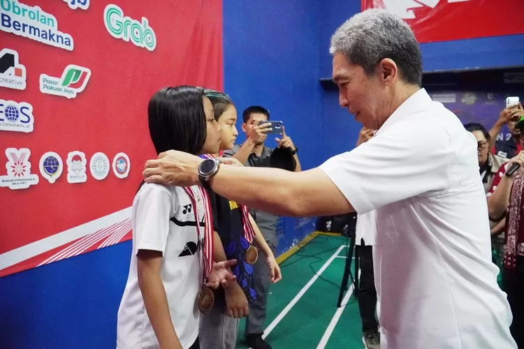Wakil Wali Kota Bogor Dedie Rachim menyematkan medali kepada juara Merah Putih Open 2023. (Pemkot Bogor)
