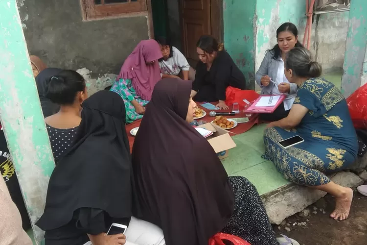 Bacaleg PDIP Aprilda Dasa Pratiwi menggerakan program Sapa Lima Ribu Pintu Rumah Warga'. (Dok pribadi)