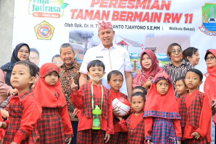 Wali Kota Bekasi Tri Adhianto meresmikan taman di Jatiasih (Pemkot Bekasi)