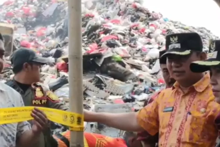 Pemerintah Kota Bekasi melalui DLH membersihkan TPS liar (Pemkot Bekasi)